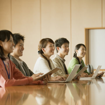 会議をするビジネスマンとビジネスウーマン