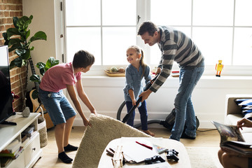 Kids helping house chores © Rawpixel.com