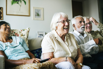 Senior people watching televison together - obrazy, fototapety, plakaty