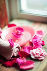 Obraz na płótnie Canvas rose petals in bowl