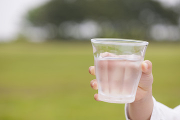 子供と水の入ったコップ