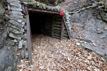 Wejście do starej, zapomnianej kopalni w Złotym Stoku