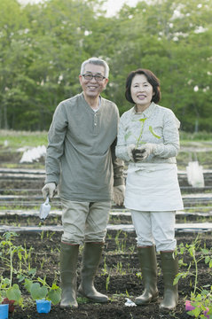 農園で微笑むシニア夫婦