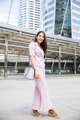 Obraz premium Young asian businesswoman outdoors