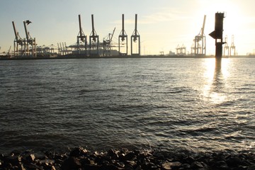 Hamburger Hafensillhouette; Blick von Övelgönne über die Elbe nach Waltershof