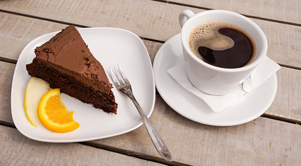 Kaffee und Kuchen, Kaffetasse und Schokoladenkuchen