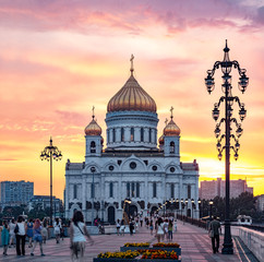 Храм Христа Спасителя в Москве на закате. Вечер выходного дня