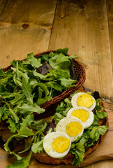 Bruschetta con uova e insalata