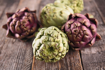 Obraz premium artichoke on wood background