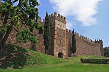 Villafranca, mura del castello scaligero