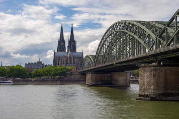 Kölner Dom mit Hohenzollernbrücke und Rhein