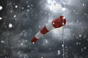 Rollo Sturm Windsack bei schlechtem Wetter und Schneesturm