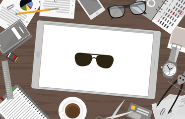 Schreibtisch mit Tablet - Sonnenbrille