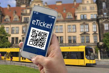 Smartphone mit E Ticket ÖPNV © Stockwerk-Fotodesign