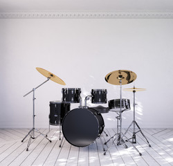 Schlagzeug im leeren Raum vor weißer Wand