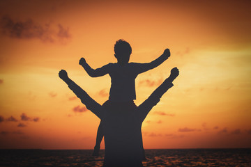Fototapeta premium father and son play at sunset sky