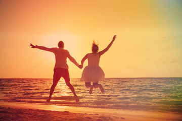 Fototapeta premium Happy loving couple enjoy tropical beach vacation at sunset