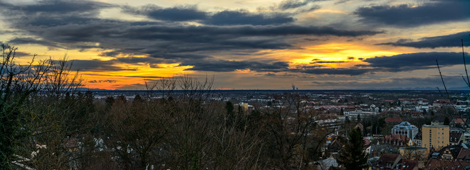 Abendlicher Blick nach Süden vom Heidelberger Gaisberg in die Rheinebene mit den Ausläufern des...