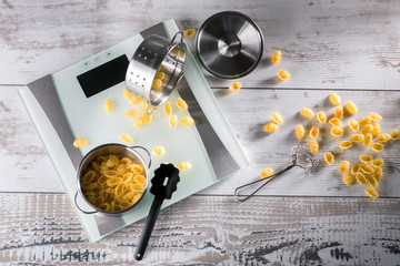 Nudel und Töpfe auf einer Waage, top view und Textfreiraum