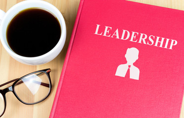 Buch mit der Aufschrift "Leadership"
