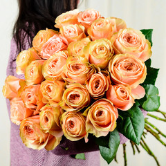 Obraz na płótnie Canvas Girl received beautiful bouquet of yellow roses. Concept of surprise, attention, birthday and Valentines Day