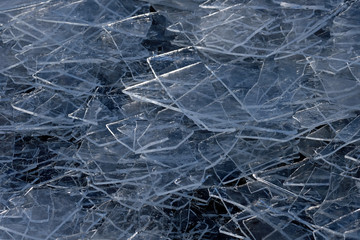 諏訪湖の岸に打ち上がった氷