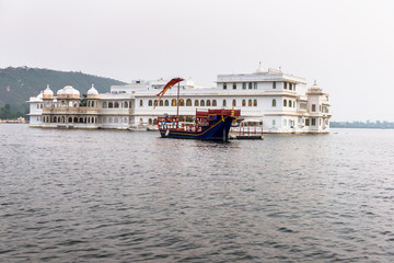 Obraz premium Lake Palace and sailboat in Lake Pichola, Udaipur, Rajasthan