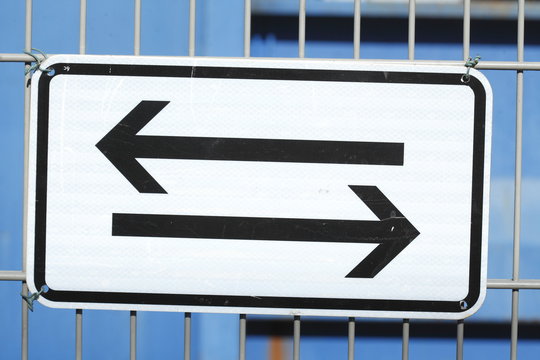 Schild Pfeile in beide Richtungen links und rechts