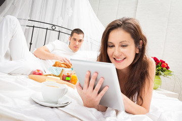 Obraz na płótnie Canvas Couple Having Breakfast In Bed