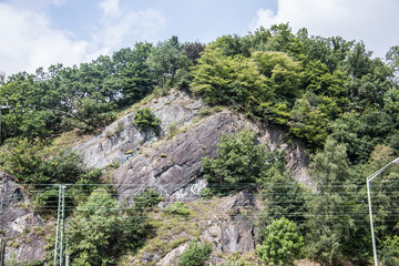 Fototapeta na wymiar Felswand im Wald