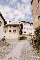 Scuol, Dorf, Bergdorf, Engadiner Dorf, Engadiner Häuser, historische Häuser, Engadin, Unterengadin, Graubünden, Alpen, Sommer, Schweiz