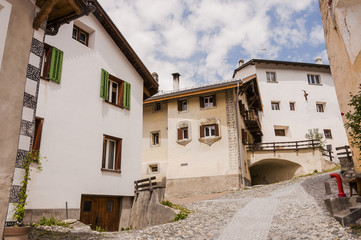 Scuol, Dorf, Engadiner Dorf, Engadin, Unterengadin, Engadiner Häuser, Dorfstrasse, Wanderweg, Wanderferien, Nationalpark, Graubünden, Alpen, Sommer, Schweiz