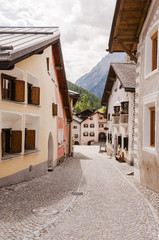 Scuol, Dorf, Bergdorf, Engadiner Dorf, Dorfstrasse, Engadiner Häuser, Engadin, Unterengadin, Alpen, Wanderweferien, Nationalpark, Graubünden, Sommer, Schweiz