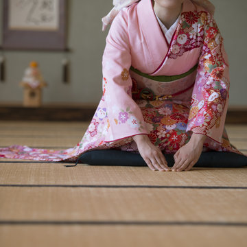 お辞儀をする着物姿の女性の手元