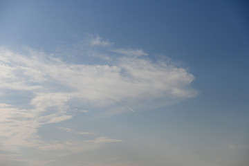 Naklejka na ściany i meble 青空と飛行機雲「空想・雲のモンスターたち」もたつく、よろめく、ふらふらなどのイメージ