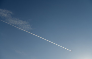 青空に浮かび上がる飛行機雲「雲の風景」真っ直ぐに、直進する、猪突猛進、邁進する、一途になどのイメージ