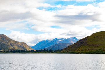 Obraz premium New Zealand Lake Hayes Queenstown landscape mountain panorama at sunset