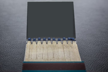 Streichholzbrief mit blauen Köpfen