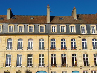 Façade avec nombreuses fenêtres. (france)