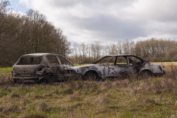 Carcasses d'automobiles calcinées 