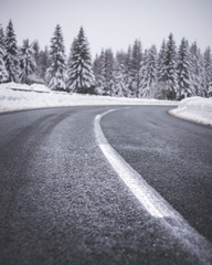 Straße in Winterlandschaft von unten in die Kurve 