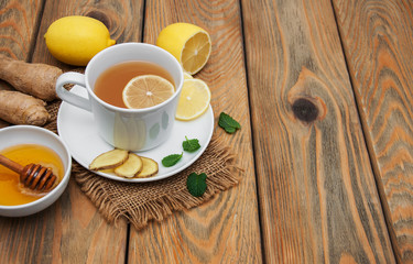 Fototapeta na wymiar Cup of tea with lemon and ginger