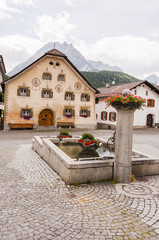 Scuol, Dorf, Bergdorf, Engadiner Dorf, Engadin, Unterengadin, Engadiner Häuser, Dorfplatz, Dorfbrunnen, Alpen, Graubünden, Nationalpark, Sommer, Schweiz