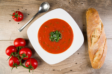 Frische Tomatensuppe mit Baguette