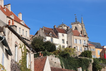 Fototapeta na wymiar Bourgogne - Côte-d'Or - Sémur-en Auxois - Vue sur la ville et sa collégiale