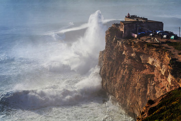 Vista do Farol da Nazaré no canhão da Praia do Norte