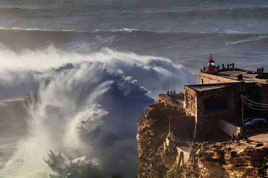 Vista do Farol da Nazar&eacute; no canh&atilde;o da Praia do Norte