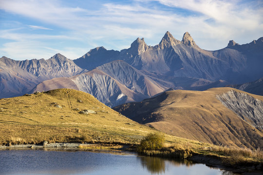 Lac le Laitelet, en arri&egrave;re-plan les Aiguilles d'Arves, Savoie
