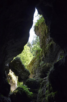 felsen am ausgang der teufelsh&ouml;hle bei pottenstein