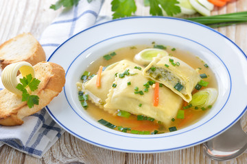 Gemüsebrühe mit deftigen schwäbischen Maultaschen, dazu getoastetes Baguette mit Butterröllchen...